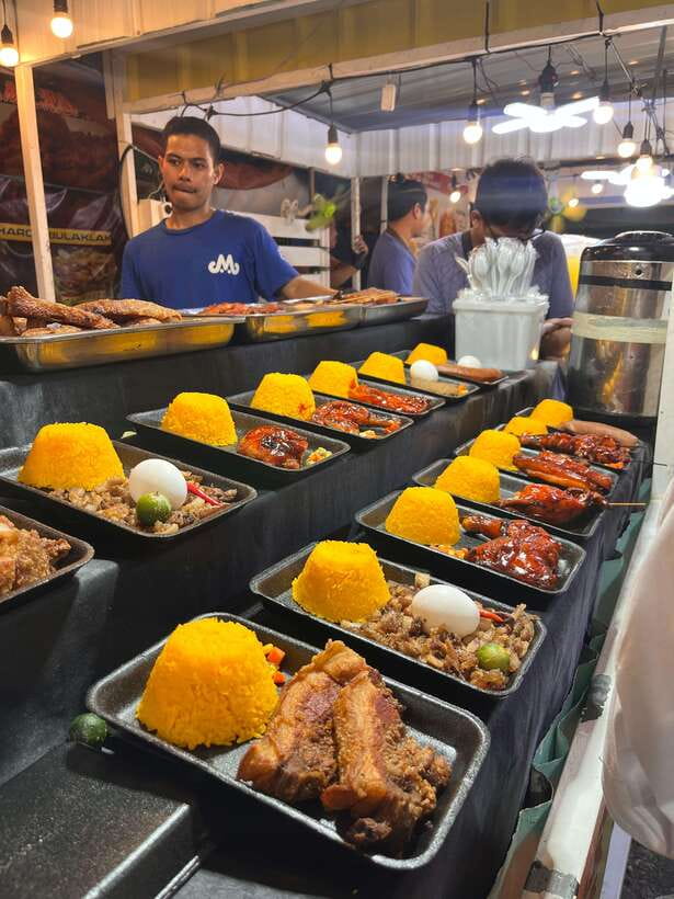 Manila Night Market with Local Guide - Street food, from mango overload to balut