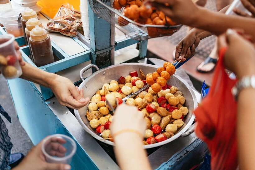 Manila: Street Food and Drinks Walking Tour with Tastings - Key points at a glance