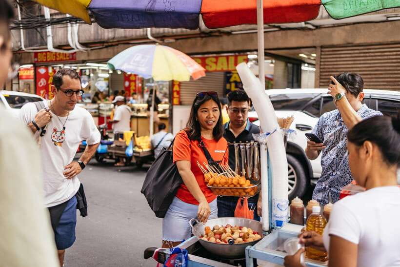 Manila: Street Food and Drinks Walking Tour with Tastings - The first bites: banana cue, kamote fries, and turon