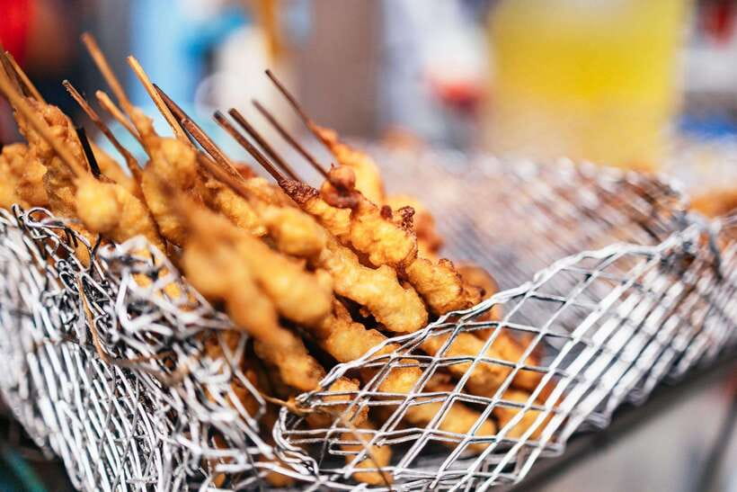 Manila: Street Food and Drinks Walking Tour with Tastings - Grilled seafood and mango with shrimp paste