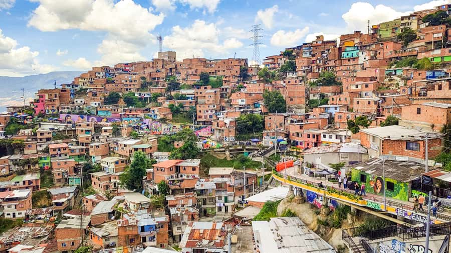 Medellin: Comuna 13 Graffiti Tour, Cable Car & Street Food - Key points at a glance