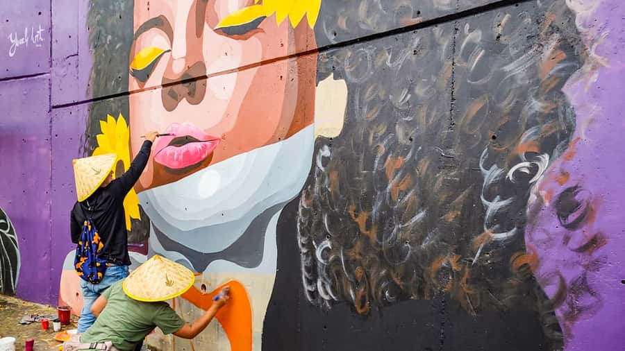 Medellin: Comuna 13 Graffiti Tour, Cable Car & Street Food - Why this four-hour route works so well