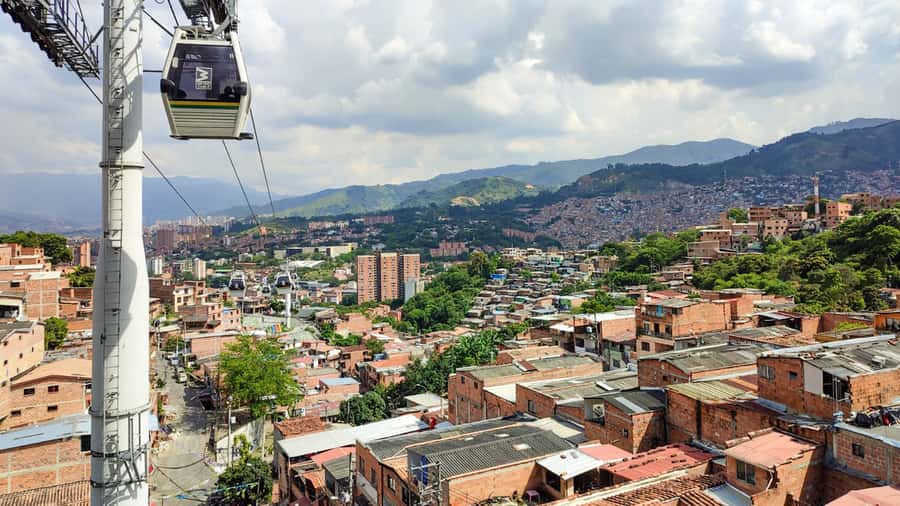 Medellin: Comuna 13 Graffiti Tour, Cable Car & Street Food - Dance, music, and the lively middle of the walk