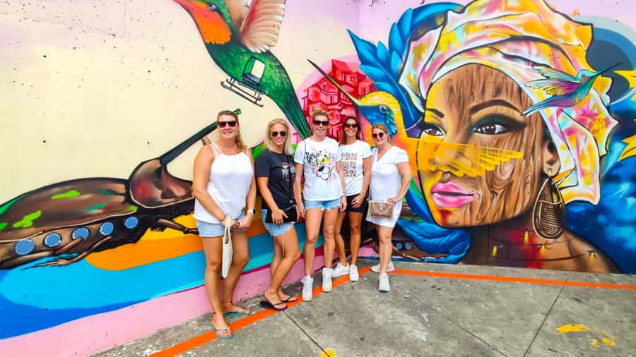 Medellin: Comuna 13 Graffiti Tour, Cable Car & Street Food - From Poblado metro station to the mountaintop