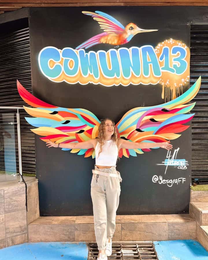 Medellín: Comuna 13 True Story and Street Food Tour - A final hour of alleys, shopping, and open views