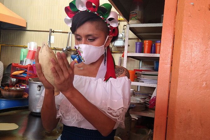 Mexico City: Hidden Markets, Street Food & Salsa-Making Tour - Making salsa with a Mexico City family