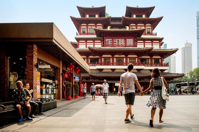 Michelin Premium Food Tour with Hawker Centre & Chinatown Tour - The guides make the biggest difference
