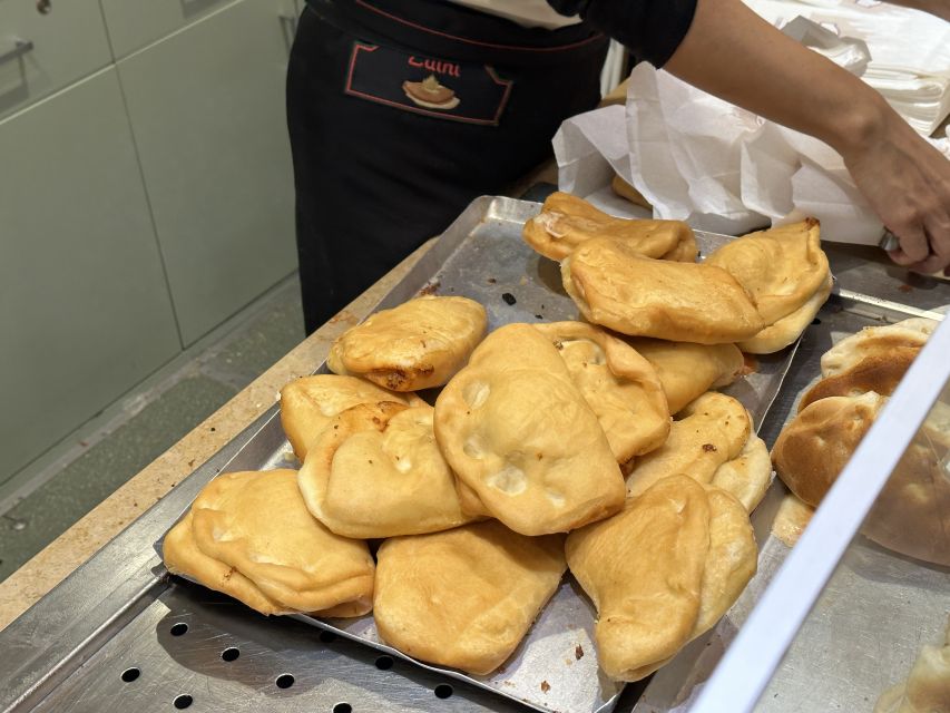Milan: Guided Street Food Walking Tour with Food Tasting - Sights between the food stops
