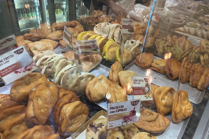 Milan: History & Street Food Tour with Wine Tasting - Piazza Duomo and Milan’s grand center