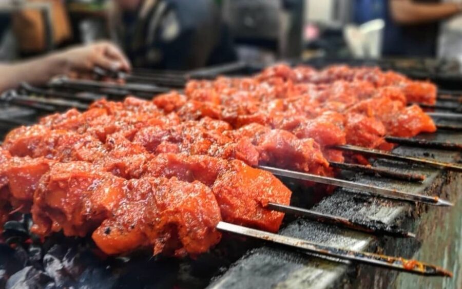 Mumbai: Evening Local Street Food Tour with Sightseeing - Should you book this Mumbai food tour?