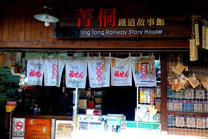 N113 Jingtong Station Pingxi Old Street Jiufen Old Street Keelung Miaokou Night Market Day Tour (10h) - Jiufen Old Street and the steep hill walk
