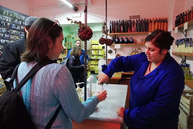 Naples: Street Food and Sightseeing Tour with Local Expert - How much food should you expect?