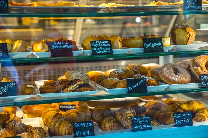 Naples Street Food Guided Walking Tour - Via dei Tribunali and the first snack