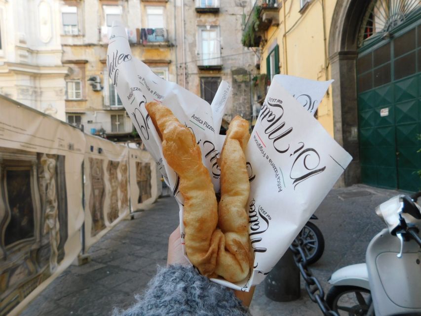 Naples Street Food Scene Tour: Small-Group Tasting Adventure - Via Toledo and the folded pizza stop