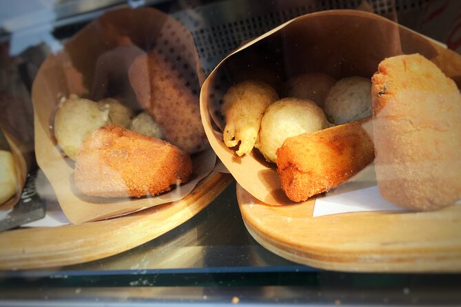 Naples' Ultimate Street Food Tour - Small Group by Do Eat Better - Sfogliatella, babà, and espresso near Santa Chiara