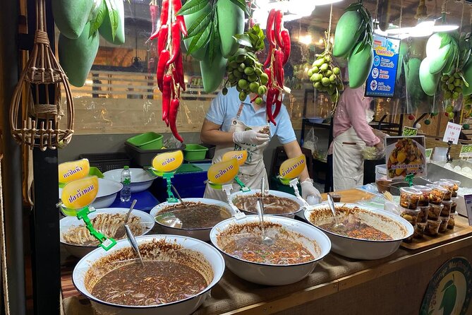 Night life in Bangkok - Jodd Fairs Train Night Market(Joint) - Eating at the market, with realistic expectations