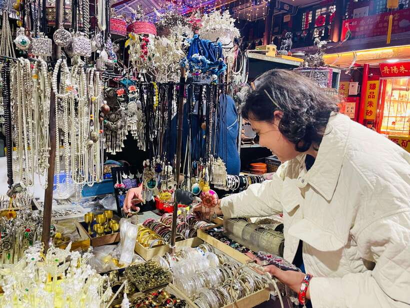 Night Market Haggling Adventure with an English Guide! - The first hour: getting a feel for the market