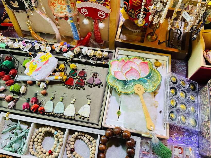 Night Market Haggling Adventure with an English Guide! - The 30-minute street-food stop