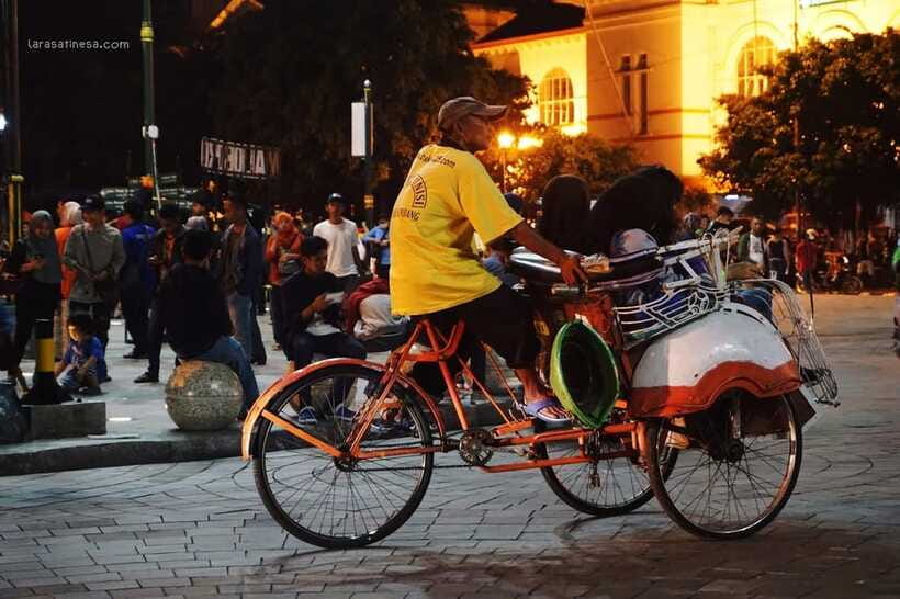 Night Street Food and Cultural Walking Tour - Who will enjoy this four-hour evening walk