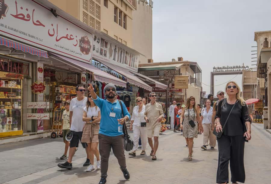 Old Dubai Historic Guided Tour: Creek, Street Food & Souks - Guides make the difference