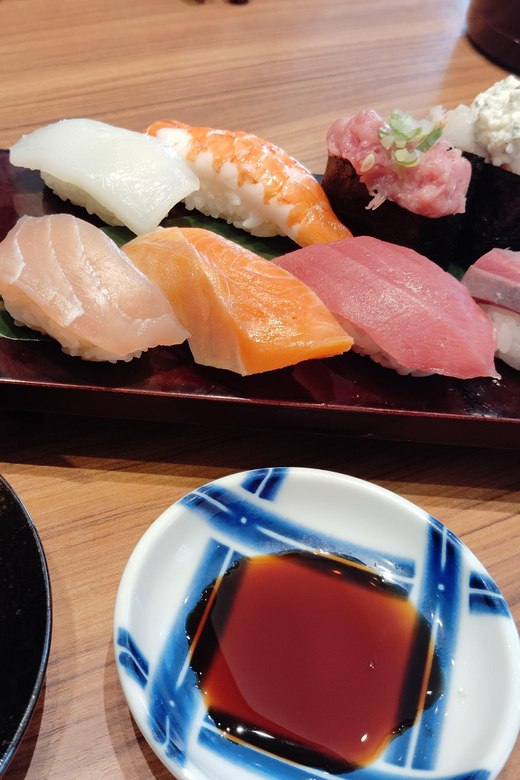 Osaka: Kuromon Market 1.5-Hour Seafood & Street Food Tour - What the guide adds to a market you can visit alone