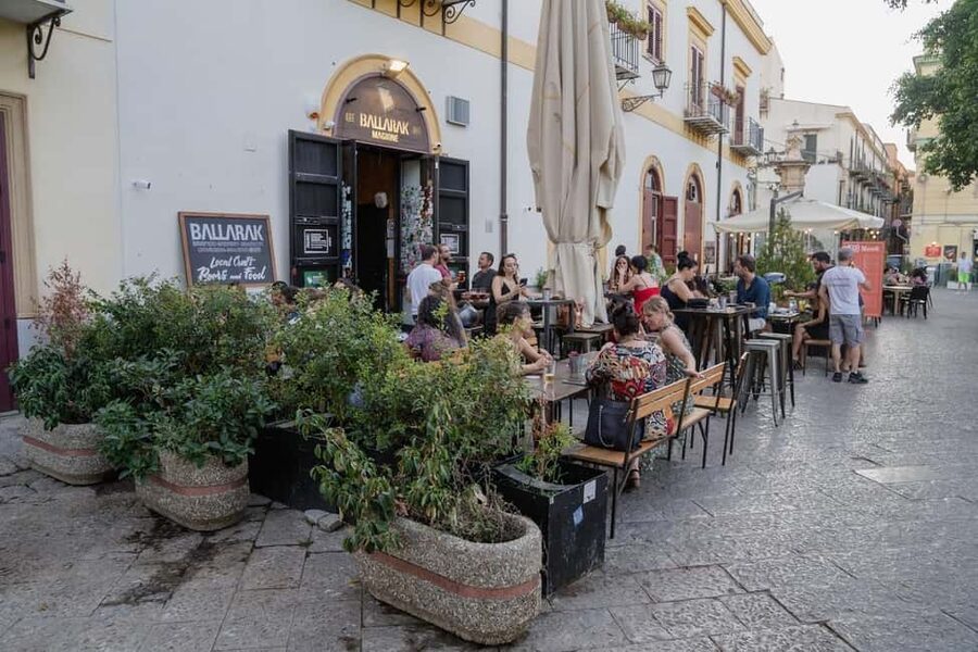 Palermo: Mafia history and present, Street Food Walking Tour - Stop two: sfincione and pani câ meusa