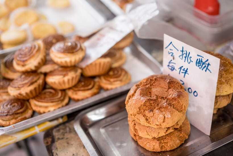 Penang Island: Street Food Walking Tour - Moh Teng Pheow and the Peranakan table
