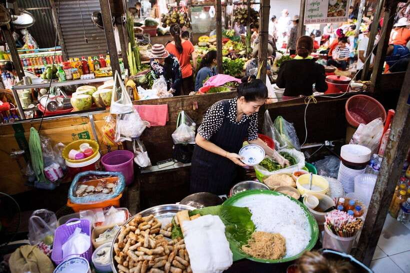 Phnom Penh's Ultimate Street Food Tour by Tuk Tuk - Independence Monument: dessert and a final local bite