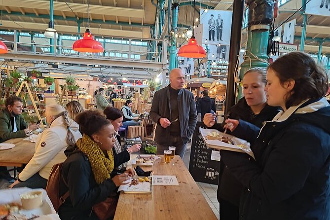 Private Berlin Bites & Historical Highlights - 2,5hrs - Mustafa’s Can Gemüse Kebap and Berlin’s signature bite