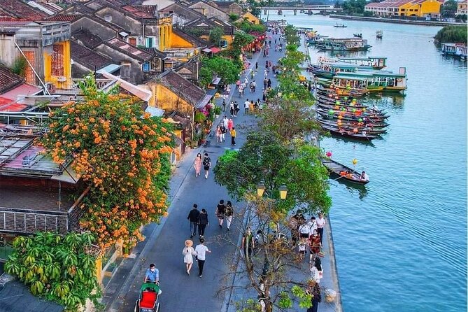 Private Boat Ride, Night Market, and Walking Tour in Hoi An - Hoi An Ancient Town after the light changes