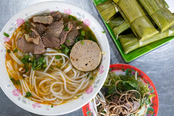 PRIVATE Walking STREET FOOD with GIRLPOWER locals - The guides: where the personal touch matters