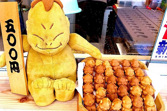 Retro Osaka Street Food Tour: Shinsekai - Making takoyaki with the group