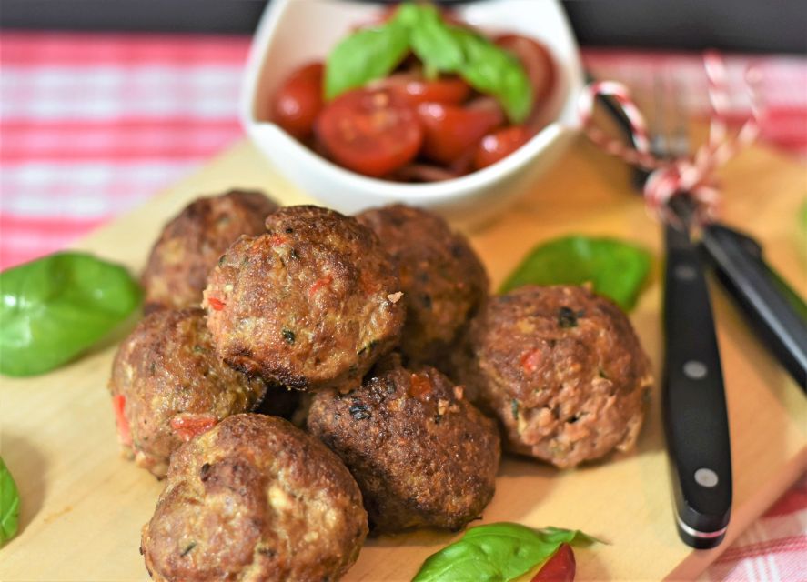 Rimini: Aperitivo & Street Food Tour Delights with a Local - Piazza Malatesta and the cutting board stop