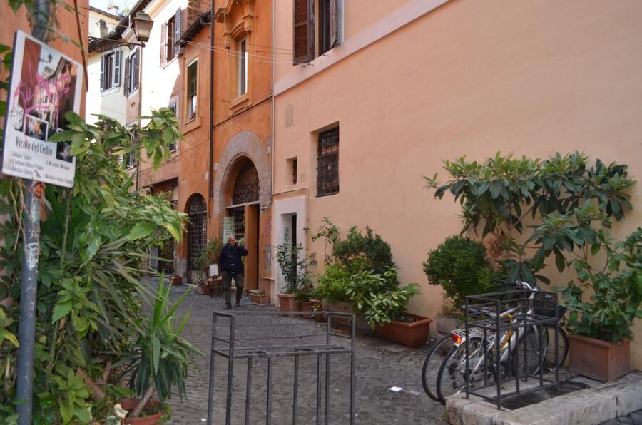 Rome: Trastevere and Jewish Ghetto Street Food Walking Tour - Tiber Island and Piazza in Piscinula