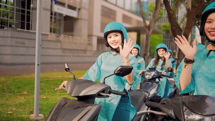 Saigon: Street Food Tasting & Sightseeing Tour by Motorbike - First food stop: Bún Bò Huế in District 3