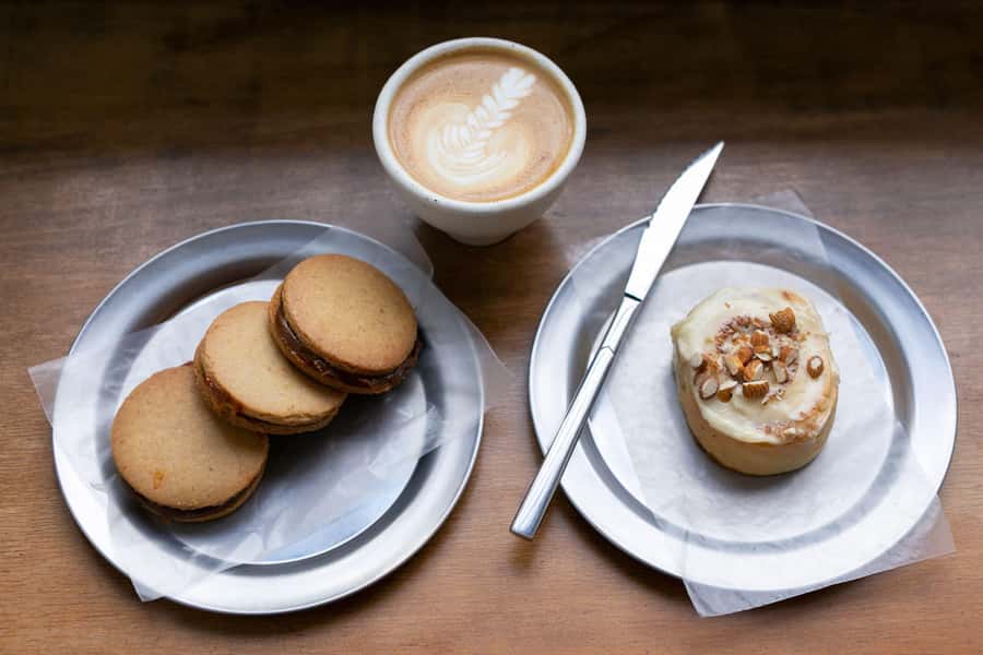 San Telmo: Historical Guided Tour with Street Food & Drinks - How the guides shape the experience