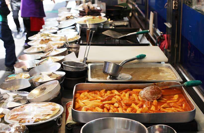 Seoul: Guided Street Food Tour at Namdaemun Market - Arts, crafts, and the wider market walk