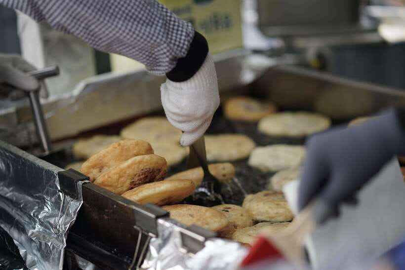 Seoul: Guided Street Food Tour at Namdaemun Market - Sungnyemun Gate and Seoul’s historic setting