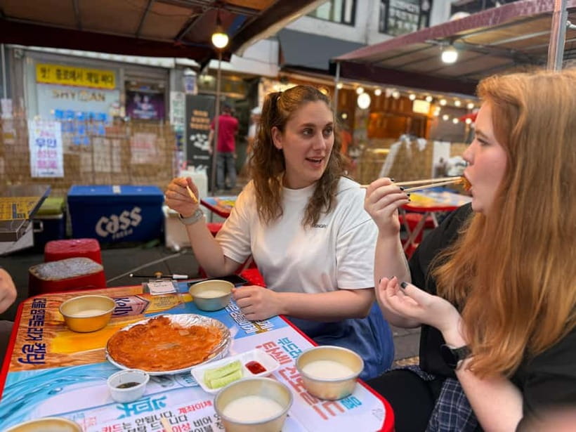 Seoul: Jongno 3-Ga and Ikseon-Dong Tour with Street Food - The retro arcade and a playful break