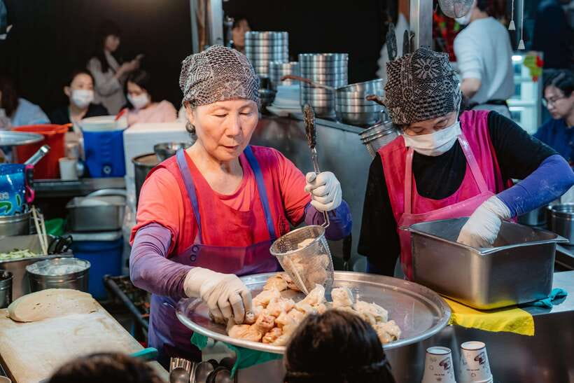 Seoul: Night Market Food Tour with Local Guide - The guides make the biggest difference