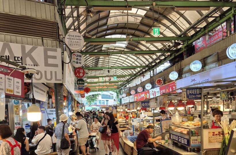 Seoul: UNESCO Palace and Street Foods Guided Tour - Changgyeonggung and the royal family stories
