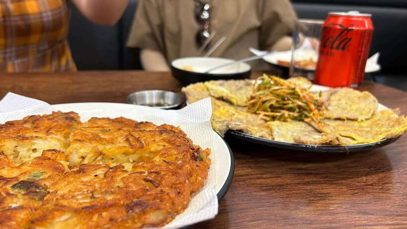 Seoul: UNESCO Palace and Street Foods Guided Tour - The 15-minute walk to Gwangjang Market