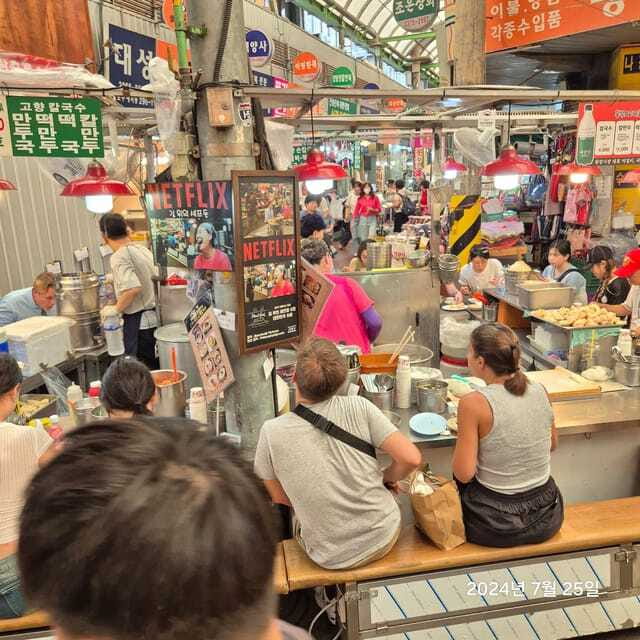 Seoul: UNESCO Palace and Street Foods Guided Tour - Eating through Gwangjang Market