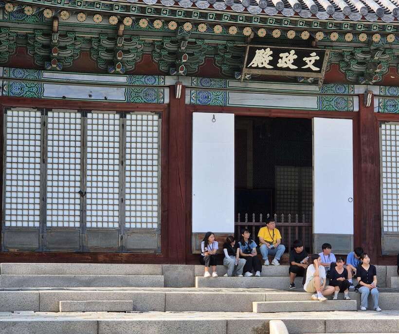 Seoul: UNESCO Palace and Street Foods Guided Tour - Finishing beside Cheonggyecheon Stream