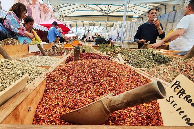 Sicilian Food tour and wine tasting in Ortigia in Syracuse - Ortigia Market: the strongest opening stop
