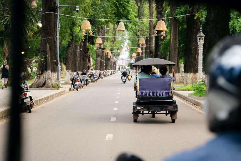 Siem Reap's Ultimate Street Food Tour by Tuk Tuk - Road 60 and the late-night food scene