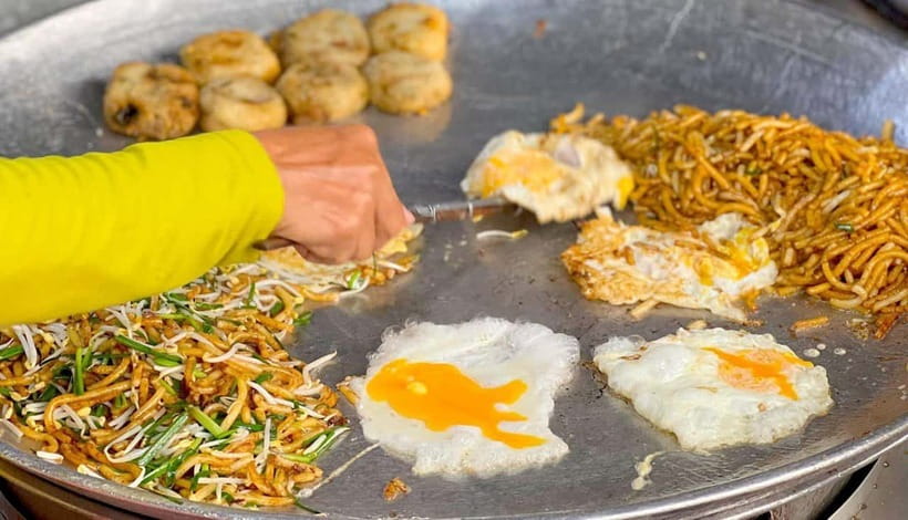 Siem Reap: Street Food Experience by Tuk-Tuk - Street 60 and the insect challenge
