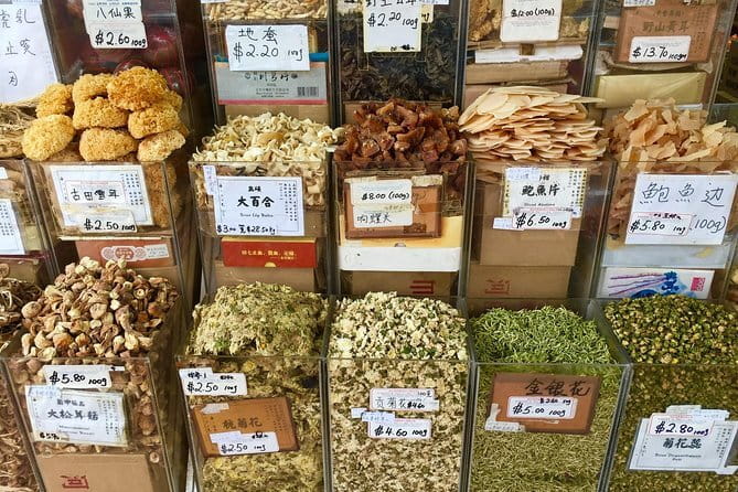 Signature Urban Night Tour: Sunset Street Food in Singapore - What the guide adds to the evening