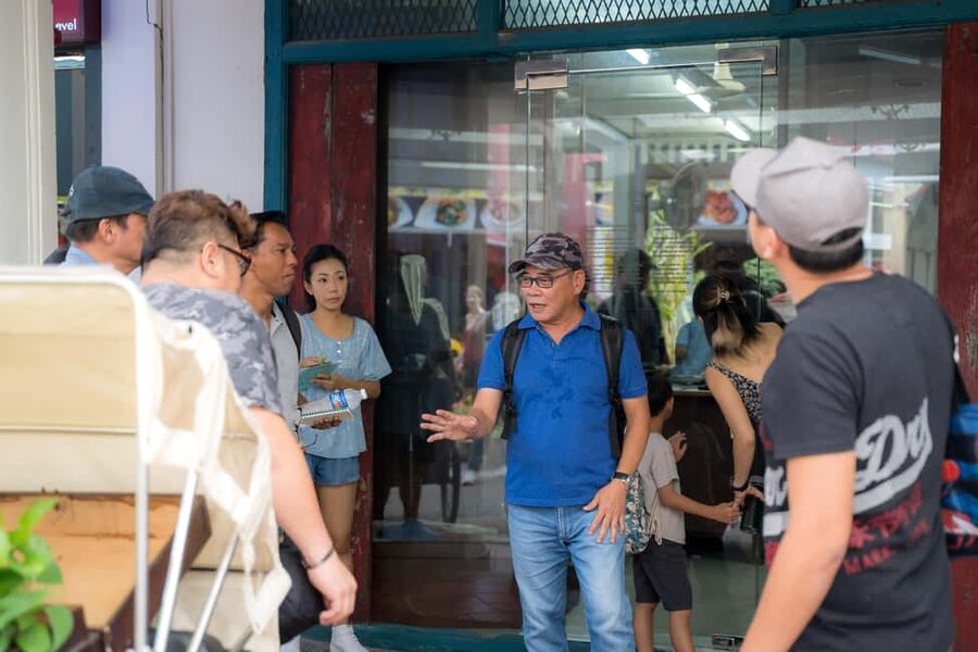 Singapore: Chinatown Hawker Food Tour with 7 Food Tastings - A pause at the Buddha Tooth Relic Temple
