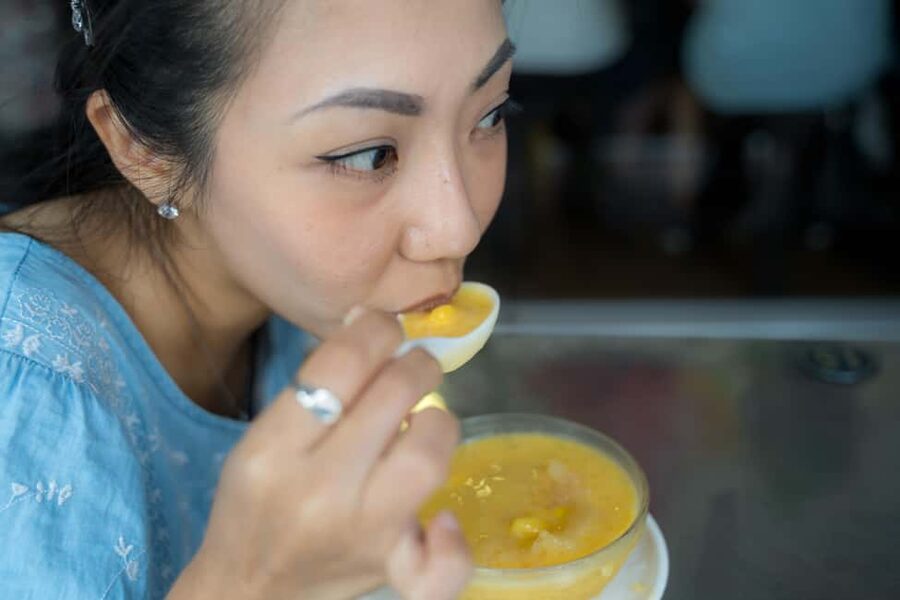 Singapore: Chinatown Hawker Food Tour with 7 Food Tastings - Kaya toast and coffee in a traditional shop
